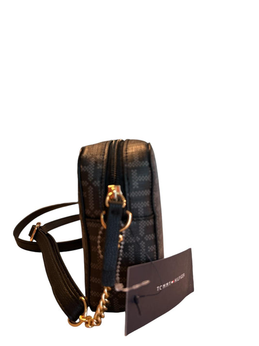 CROSSBODY MARCA TOMMY HILFIGUER COLOR NEGRO CON LOGO GRIS